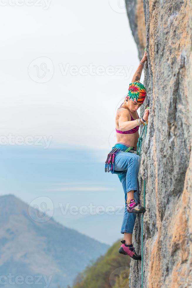 jeune femme escalier un mur pendant un cours de rock photo