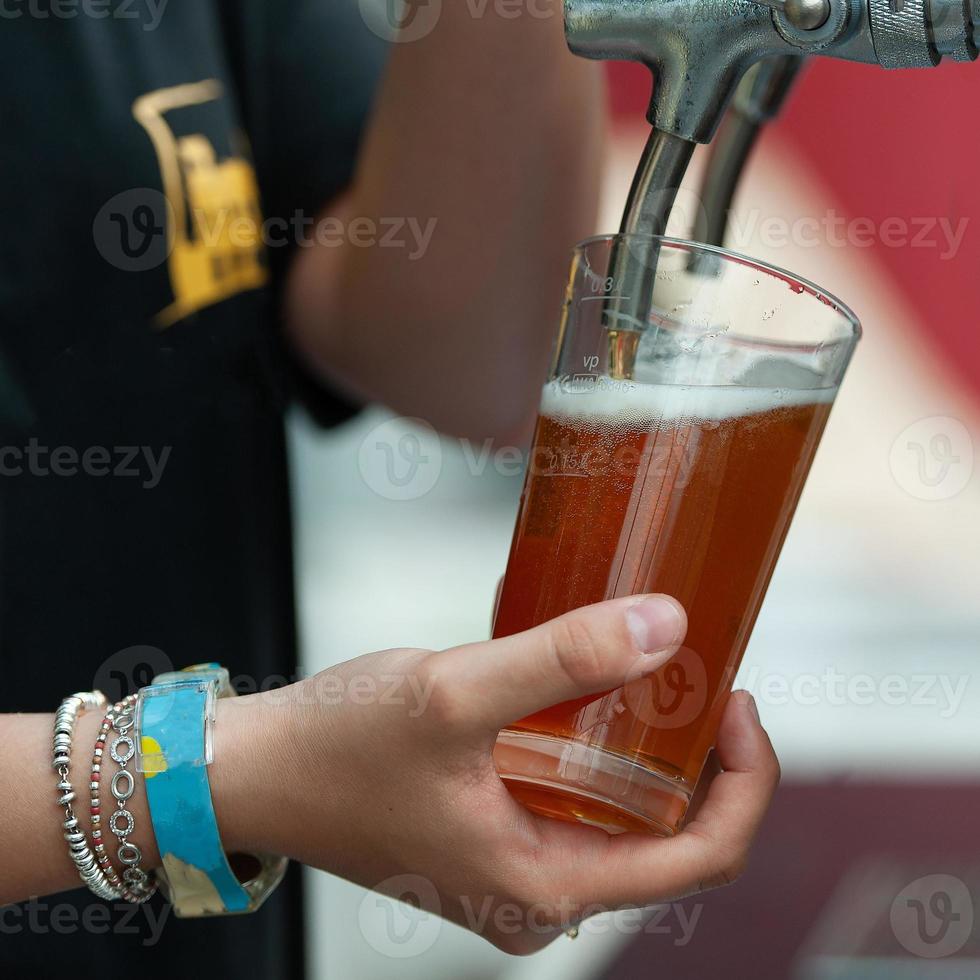 fête de la bière locale. remplir un verre de bière photo