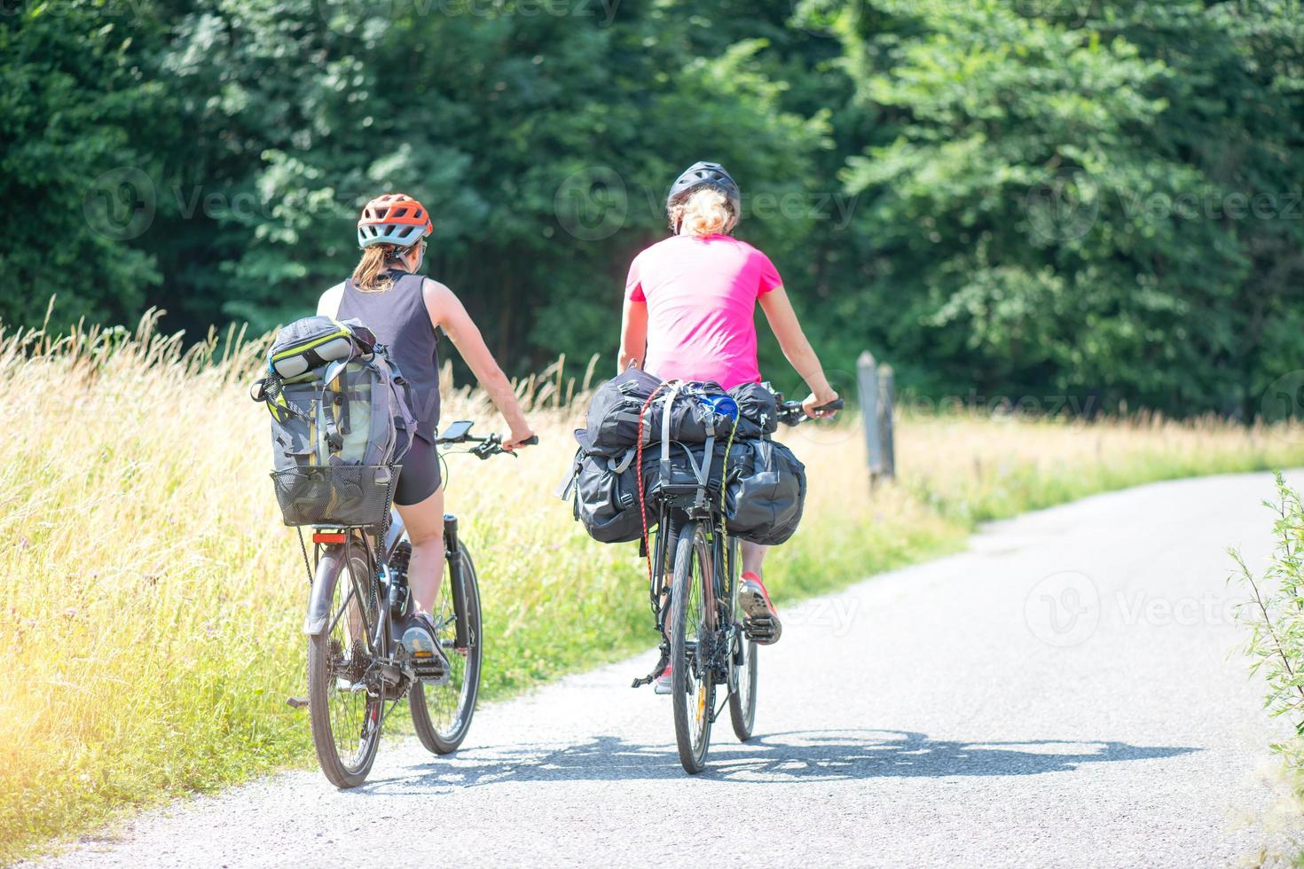 deux filles pratiquent le vélo sur une piste cyclable photo