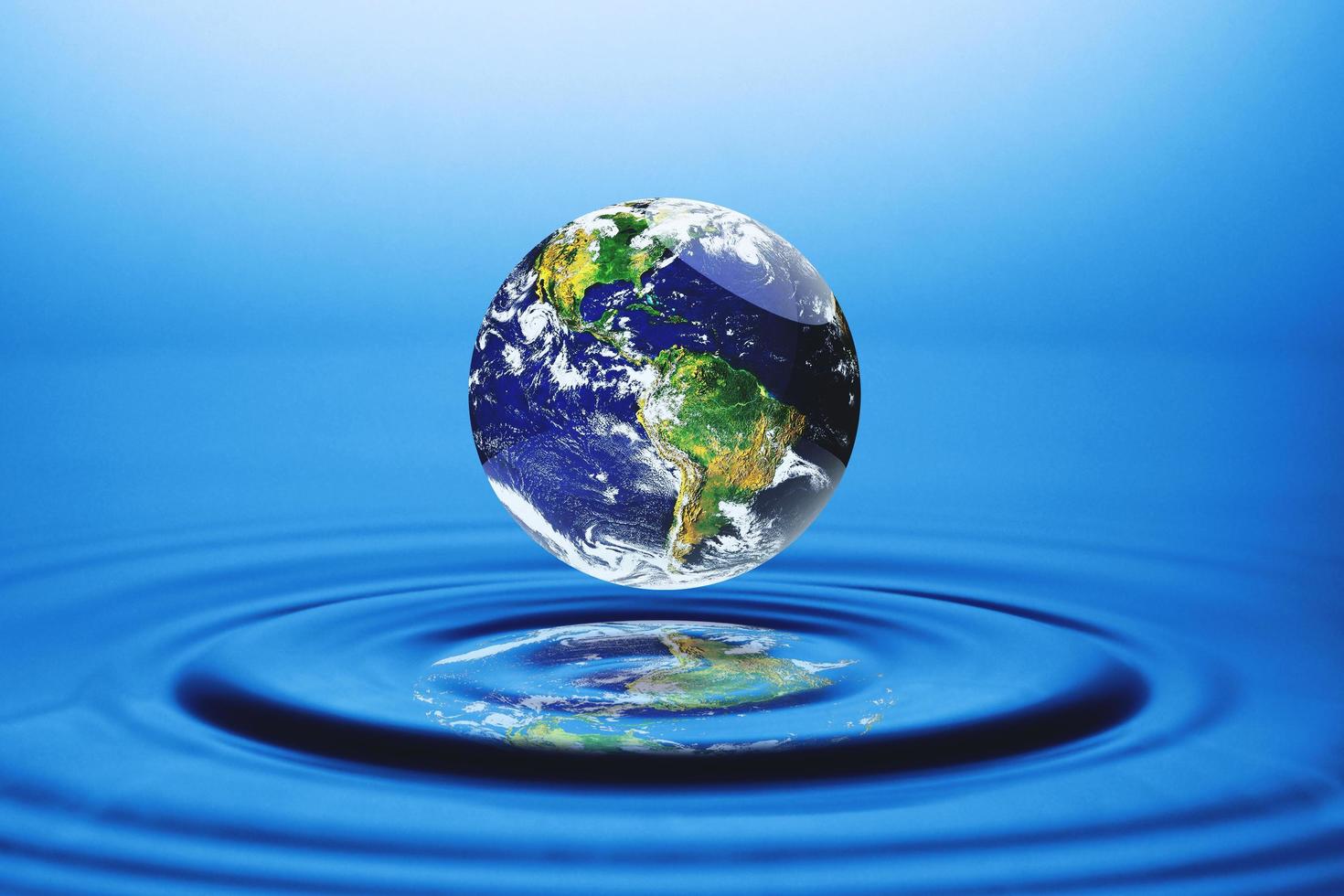 concept mondial et ressources en eau, gestion de l'eau. globe flottant sur l'eau photo