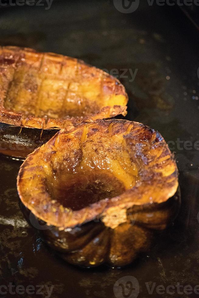courge poivrée cuite au four dans un cadre de ferme rustique photo