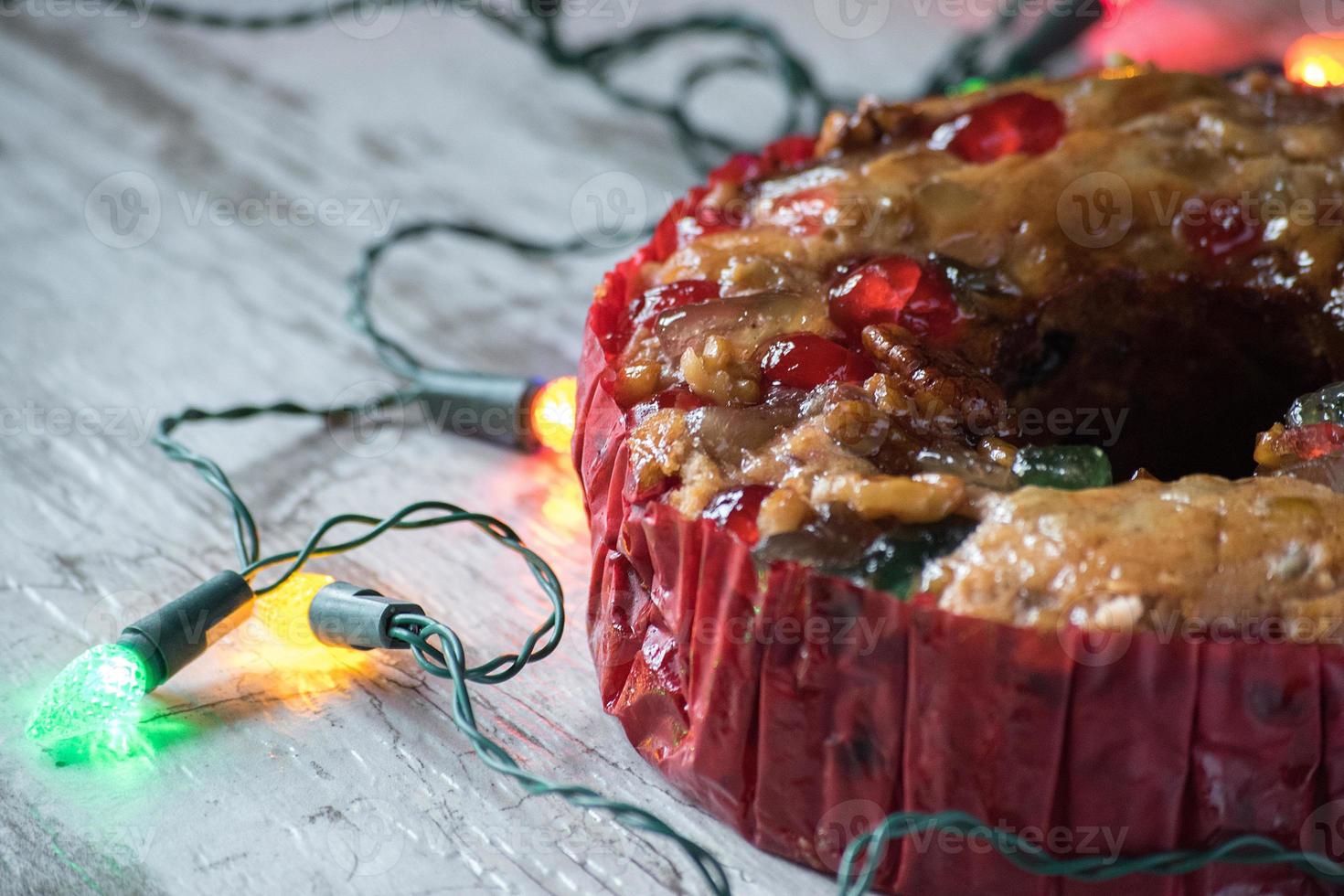 gâteau aux fruits de noël dans une scène festive avec des lumières photo