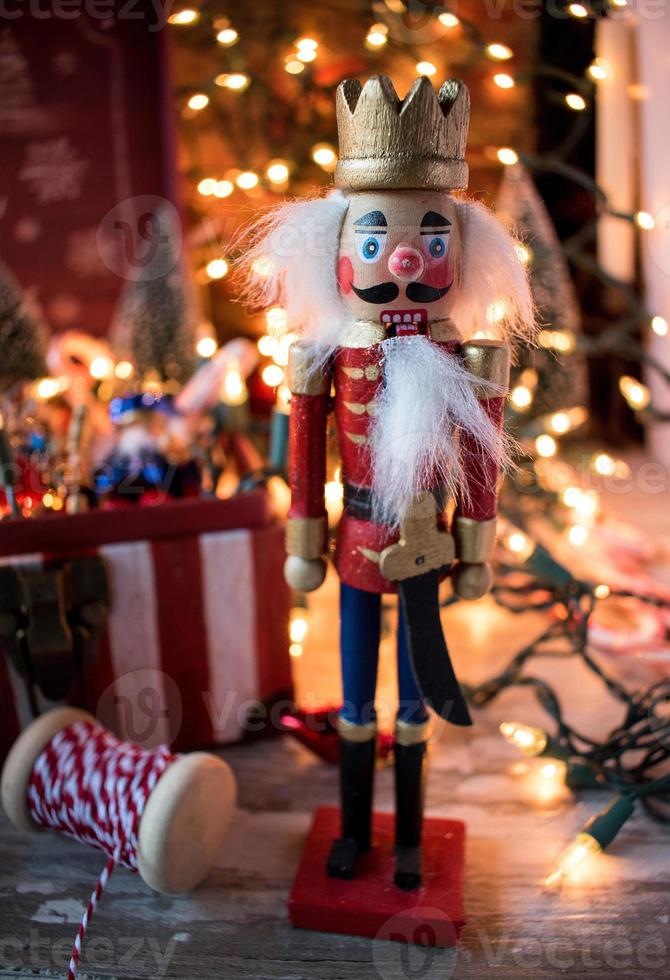 maison pour les fêtes boîte pleine de décorations de noël photo