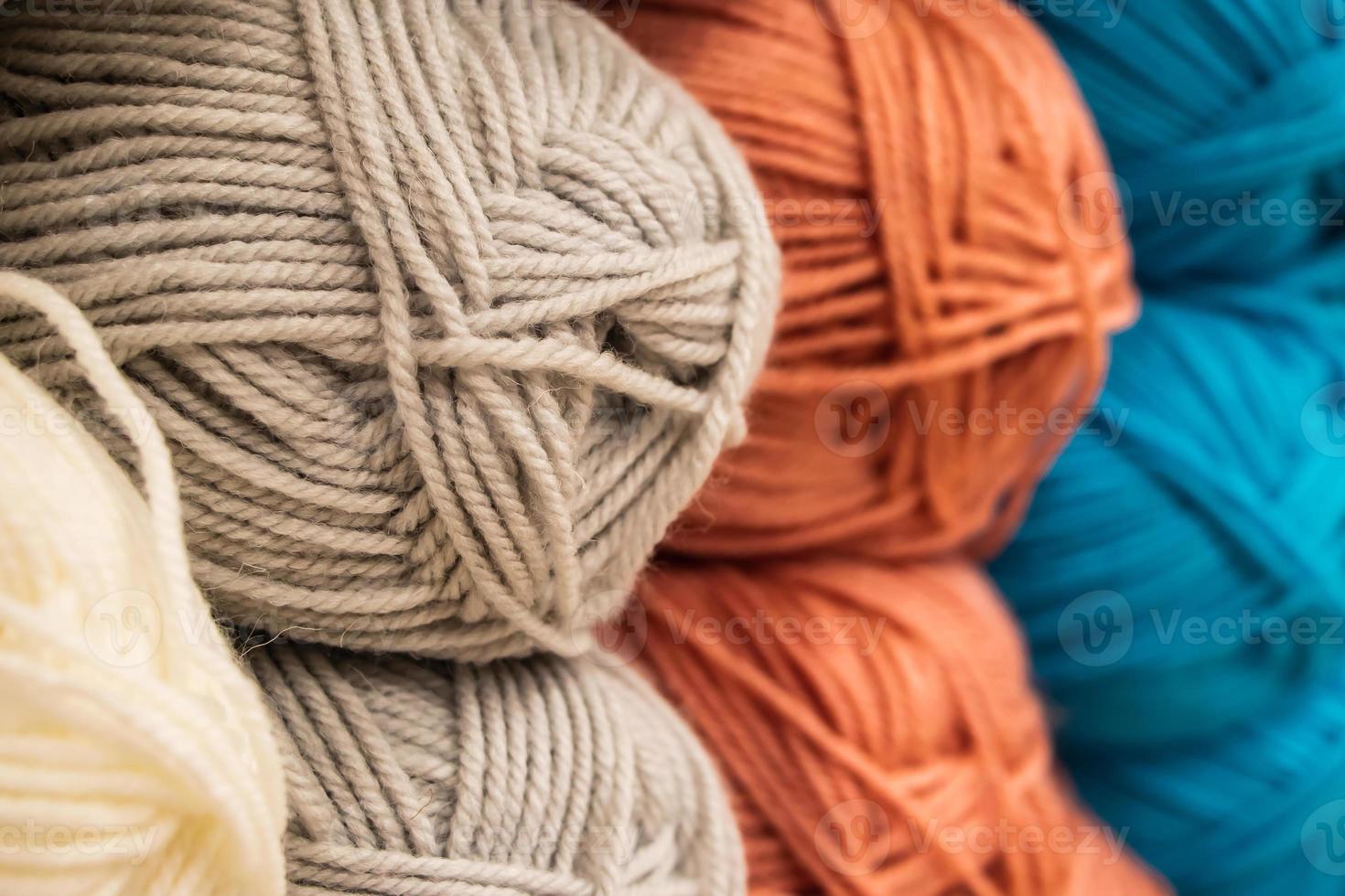 pelotes de laine multicolores à tricoter. fils de laine pour la