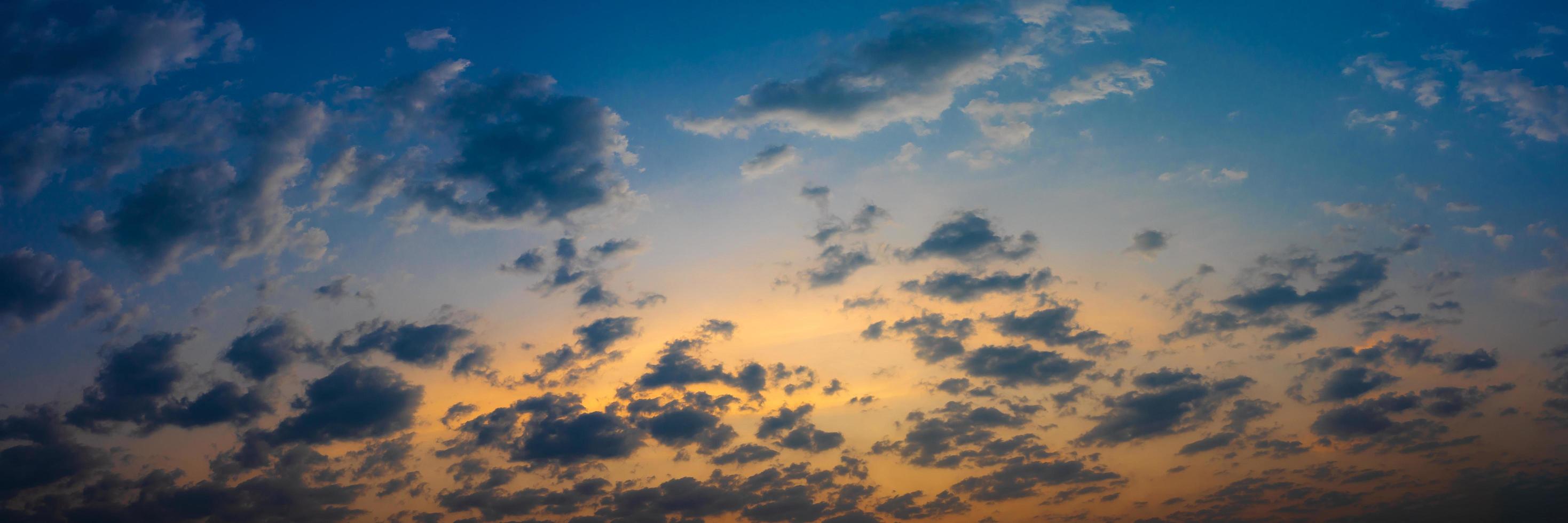 beau ciel bleu et fond naturel de nuages. photo