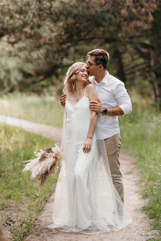 jeune couple de jeunes mariés en promenade photo