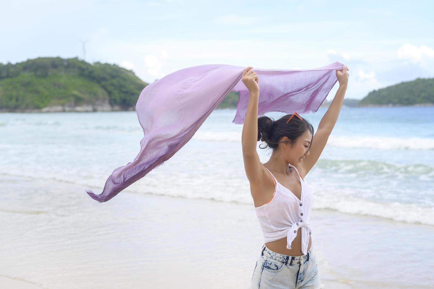 belle jeune femme appréciant et se relaxant sur la plage, l'été, les vacances, les vacances, le concept de modes de vie. photo