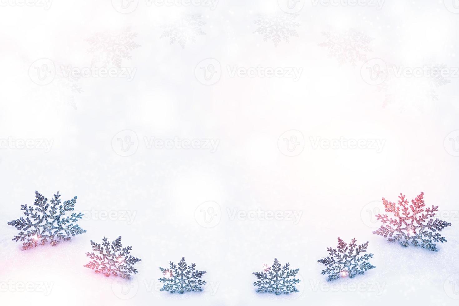 flocons de neige blancs moelleux sur la neige. fond de Noël d'hiver. photo