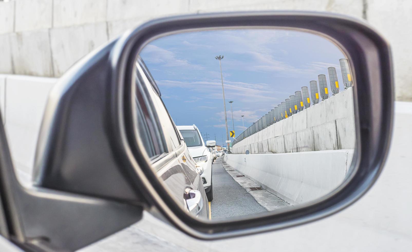 embouteillage à travers le rétroviseur droit, autoroute à bangkok en thaïlande photo