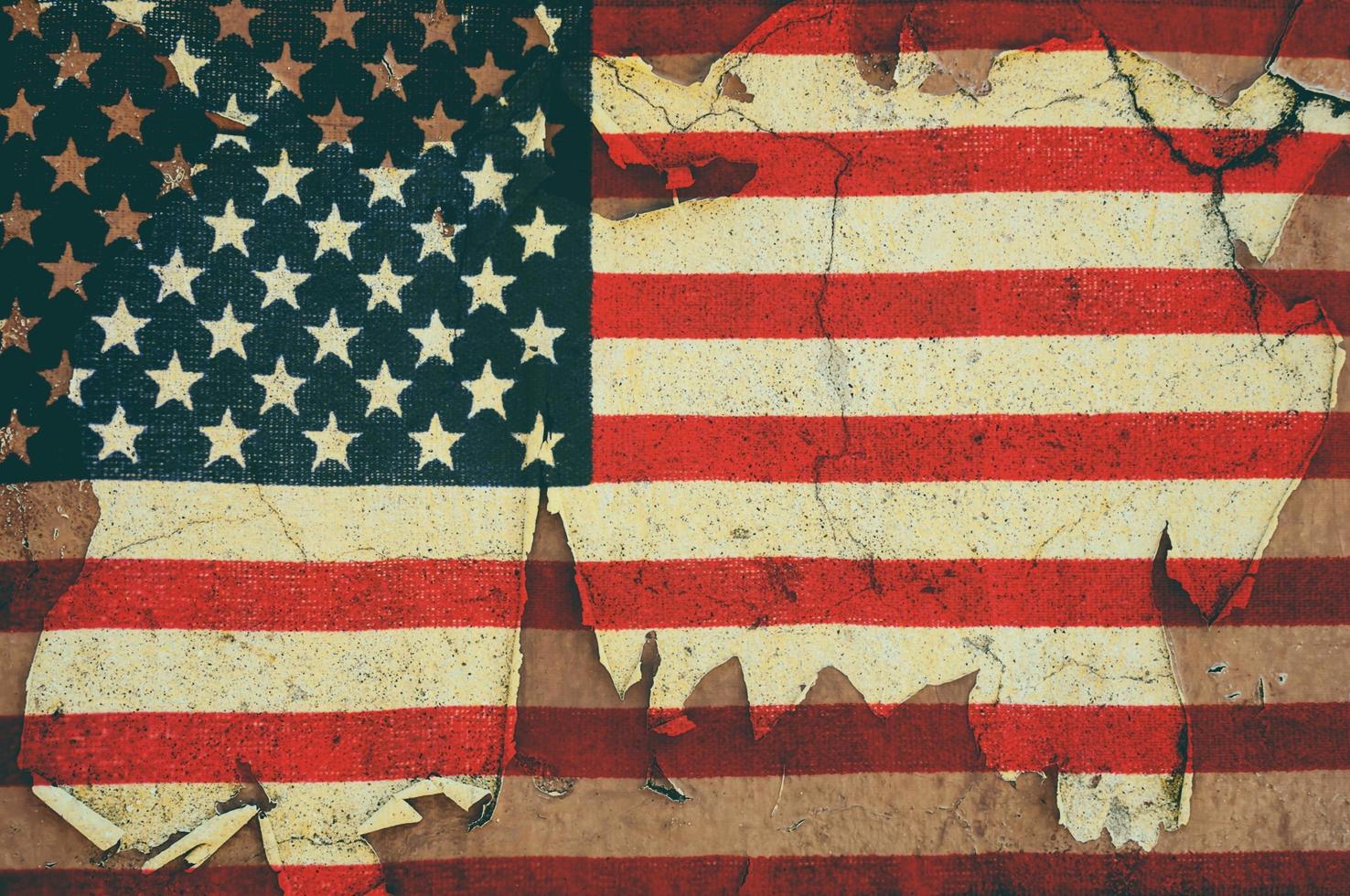 le drapeau américain superpose la vieille peau de couleur sur la texture du mur de ciment pour une utilisation en arrière-plan photo