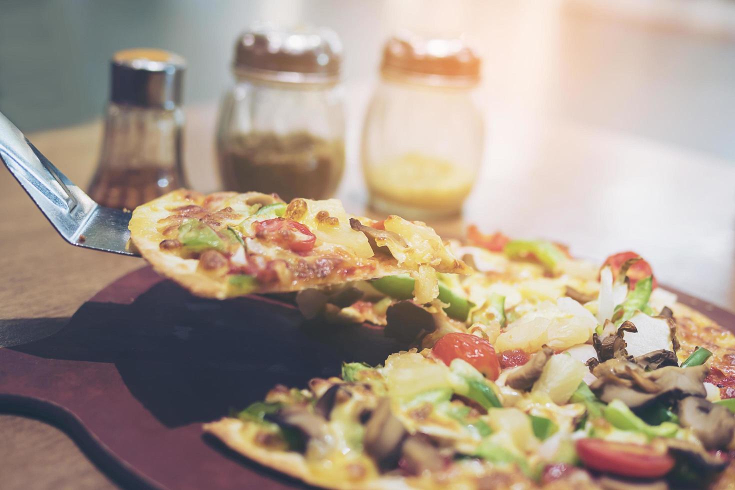 photo vintage de pizza avec garniture de légumes colorée prête à être mangée