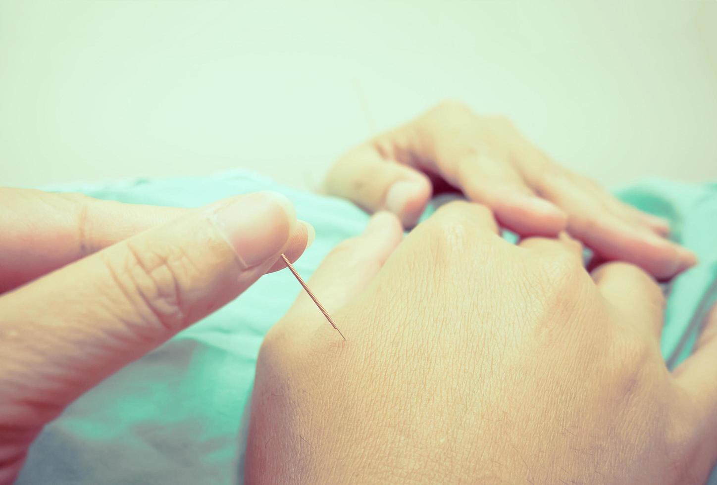 photo de style vintage d'un homme asiatique ciblé sélectif reçoit un traitement d'acupuncture