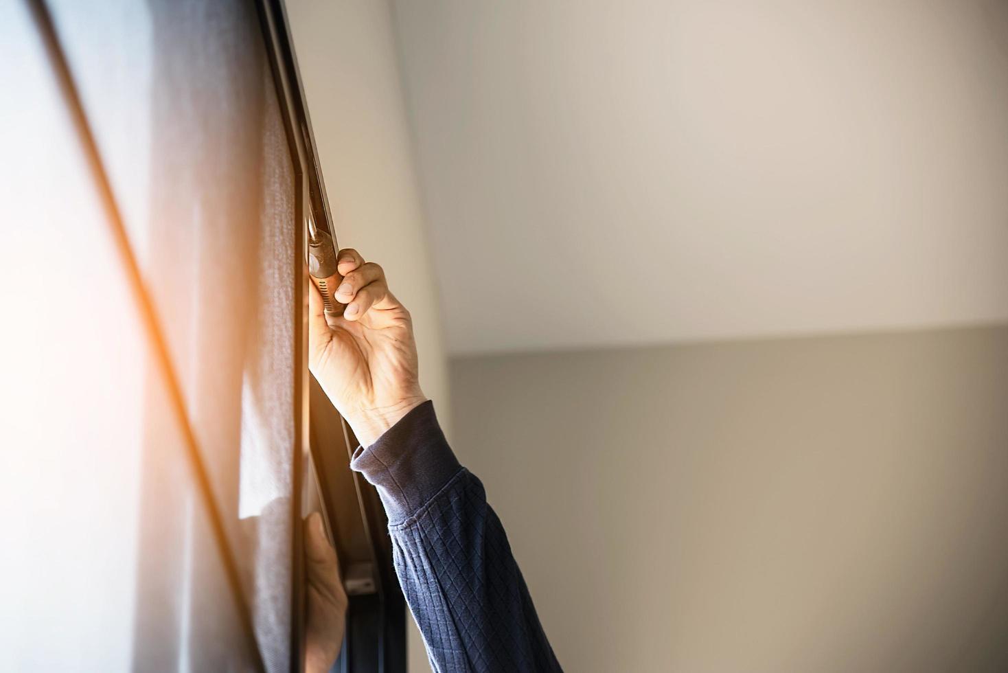 homme faisant un cadre en aluminium avec des lunettes et des travaux d'installation de portes et fenêtres à moustiquaire sur le chantier de construction photo