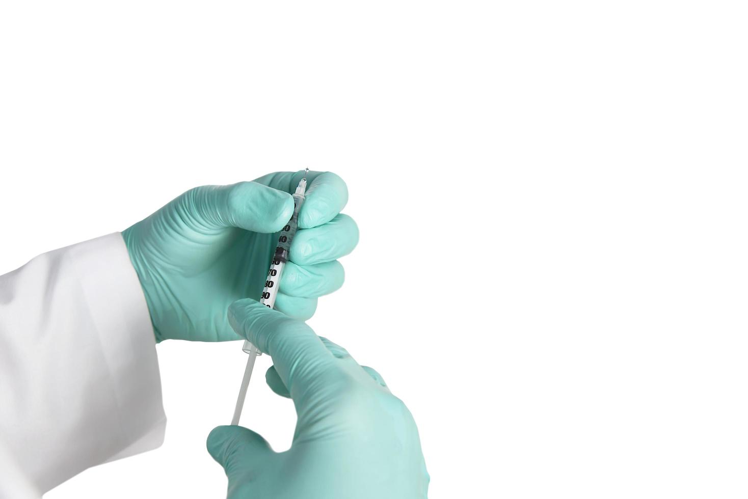 Doctor holding seringue préparation pour l'injection de son patient, isolé sur fond blanc photo