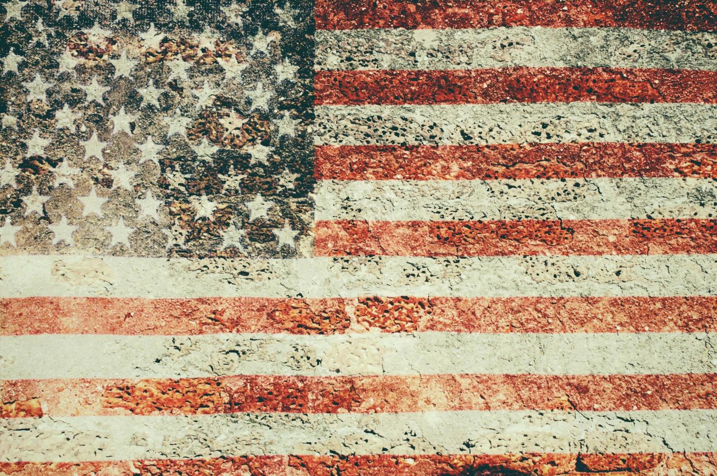 superposition du drapeau américain sur la vieille texture de mur de brique et de ciment pour une utilisation en arrière-plan photo