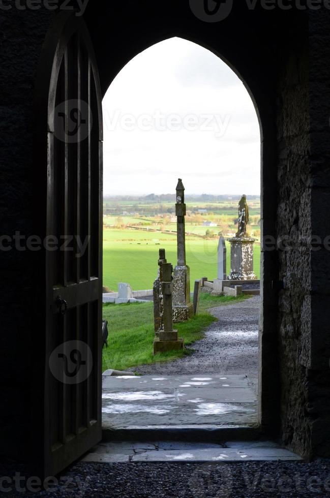 regardant par la porte le rocher de cashel photo