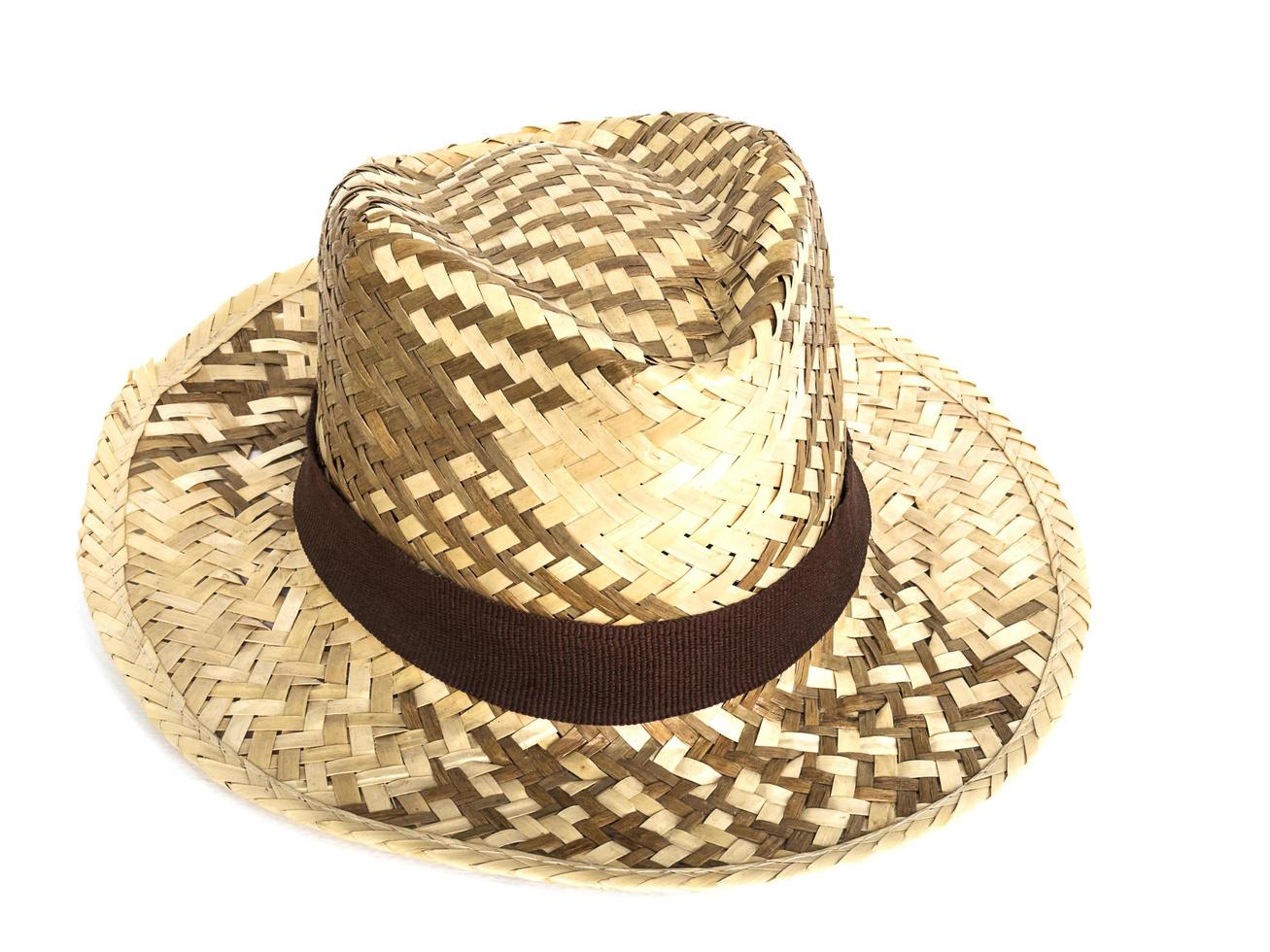 Chapeaux tissés de feuilles séchées isolés sur blanc photo