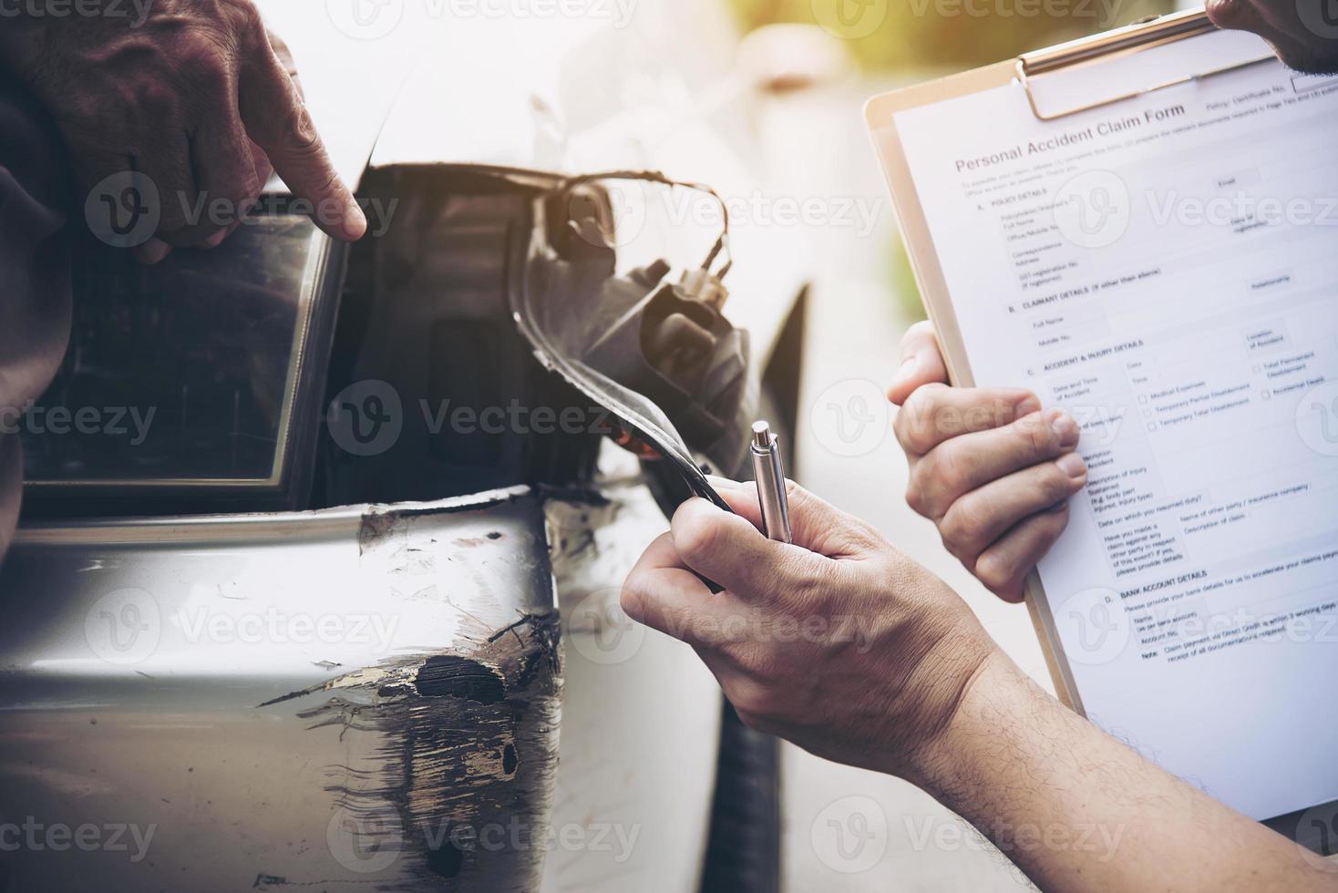 agent d'assurance travaillant pendant le processus de réclamation d'accident de voiture sur place - concept de réclamation d'assurance personnes et voiture photo