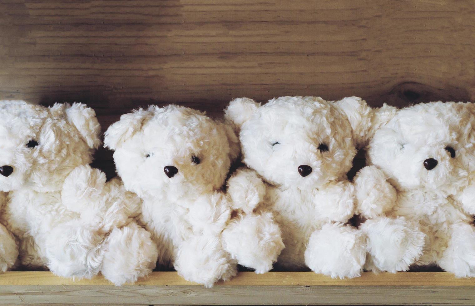 photo vintage de jolie poupée d'ours sur fond d'étagère en bois