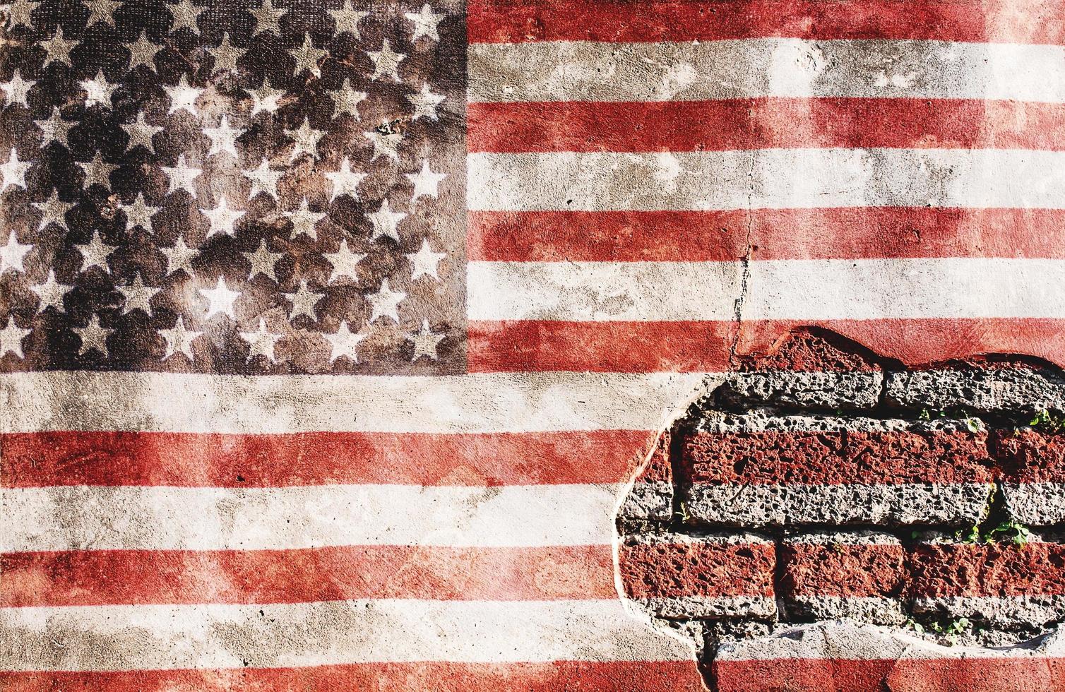 superposition du drapeau américain sur la vieille texture de mur de brique et de ciment de granit pour une utilisation en arrière-plan photo