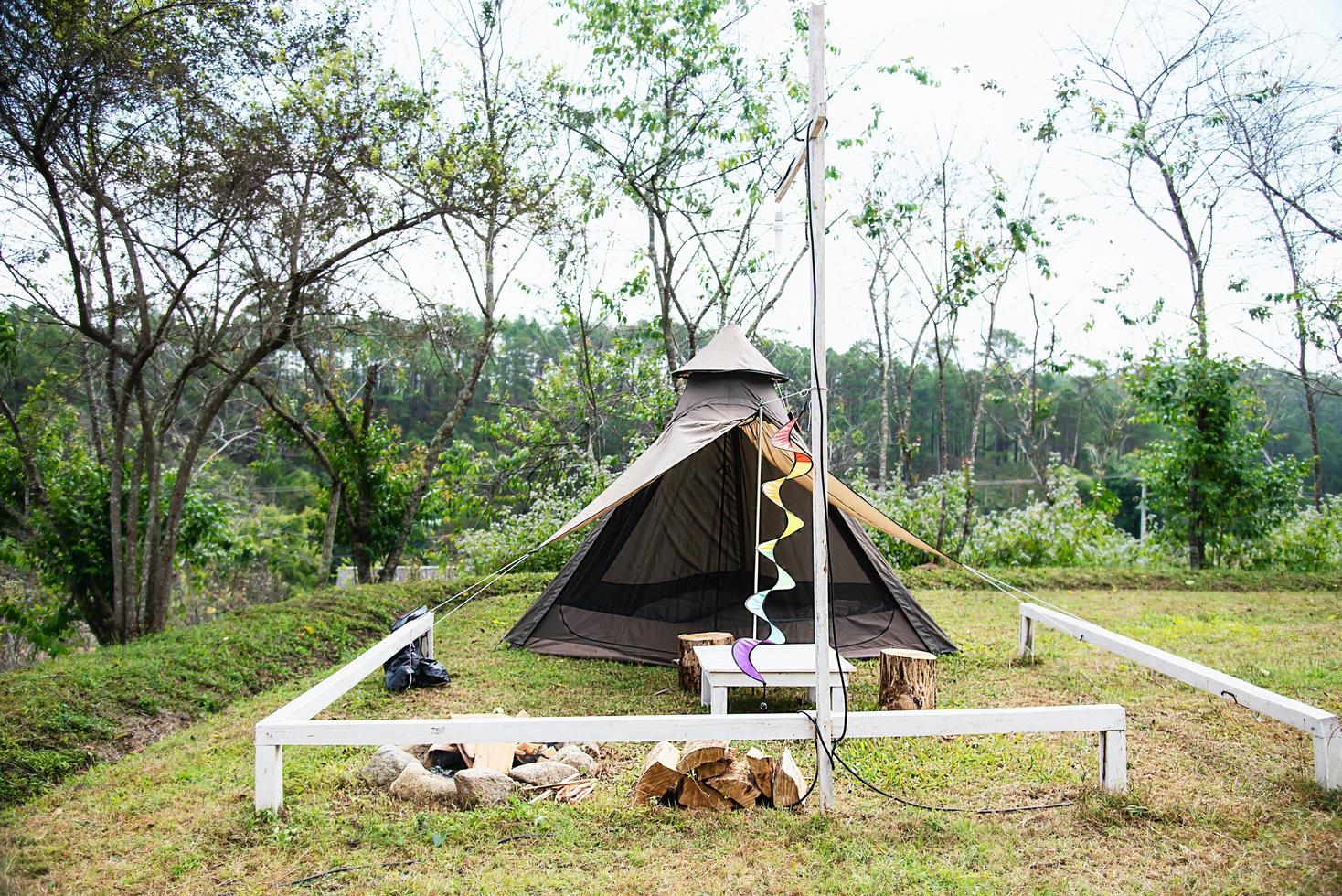 camping dans la zone naturelle vallonnée locale, chiang mai thaïlande photo