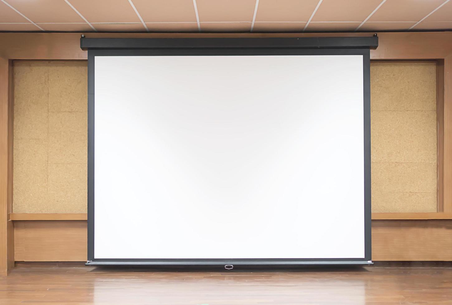 vue de face de la salle de conférence avec écran de projection blanc vide photo