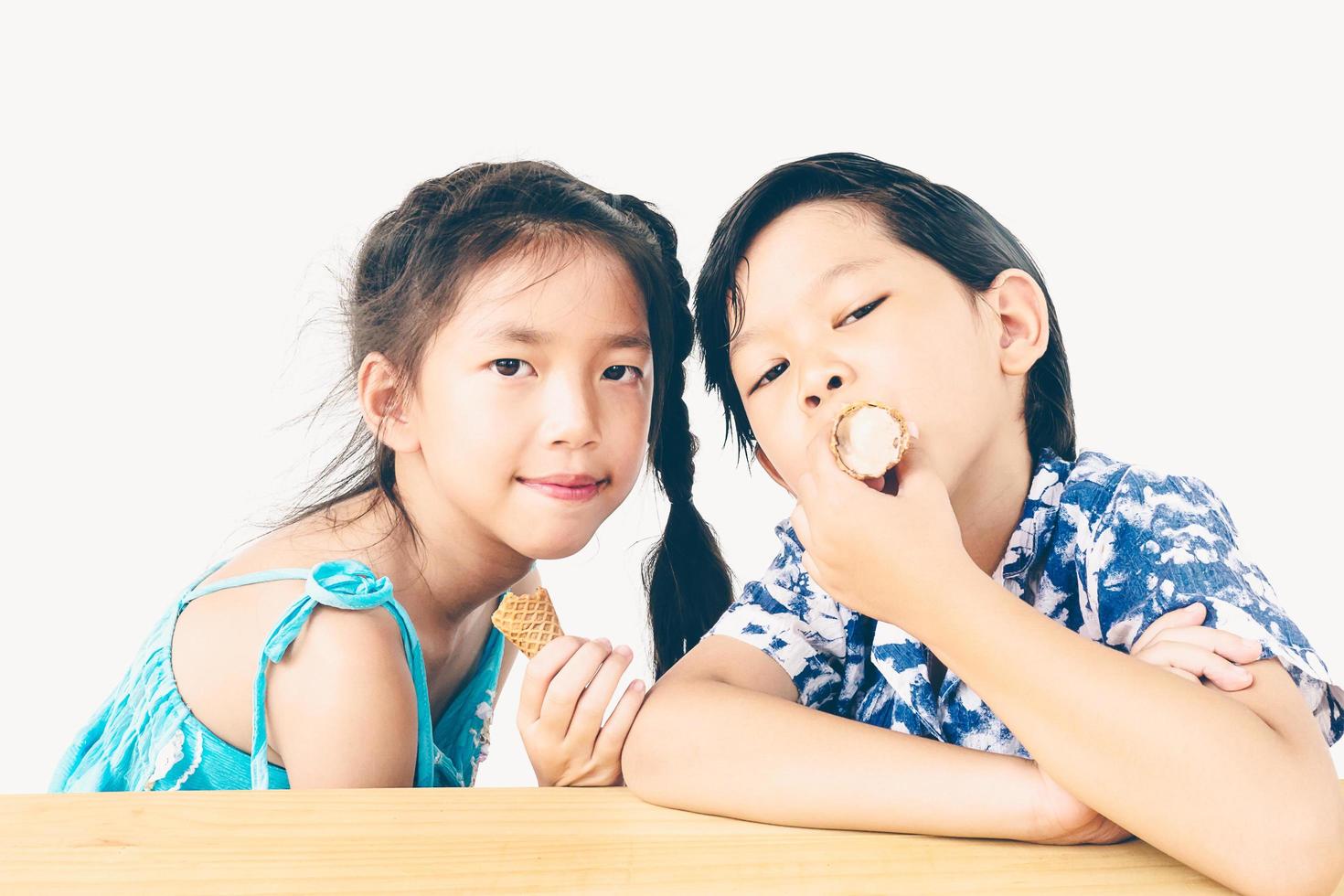 photo de style vintage d'enfants asiatiques mangeant de la glace