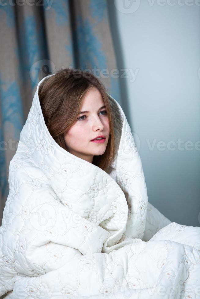 fille dort dans un lit blanc à la maison. jeune femme dormant en vêtements de nuit sur le linge blanc dans son lit à la maison, vue de dessus. photo