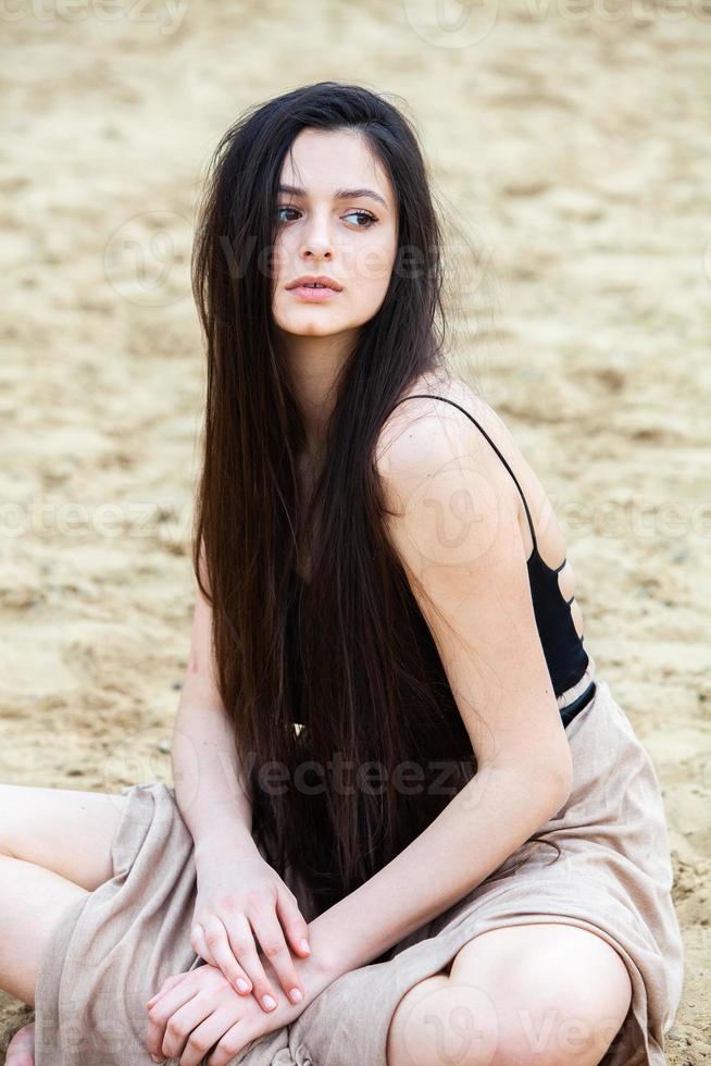 belle fille européenne blanche à la peau propre pose dans la rue de la ville photo