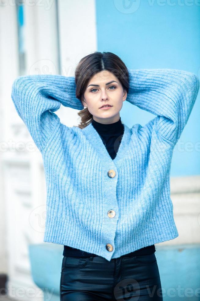 portrait de beauté du visage féminin à la peau naturelle. portrait de beauté du visage féminin. magnifique jeune femme modèle posant dans la ville. merveilleuse femelle blanche. Fille élégante. branché. russe photo