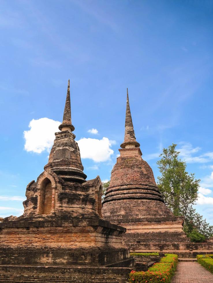 temple antique dans le parc historique de sukhothai photo