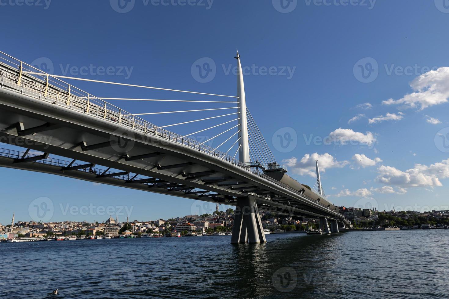 pont du métro de la corne d'or à istanbul, turquie photo