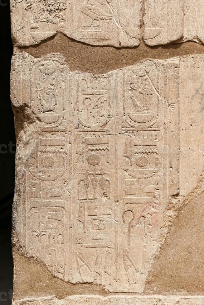 Hiéroglyphes égyptiens dans le temple de Louxor, Louxor, Egypte photo