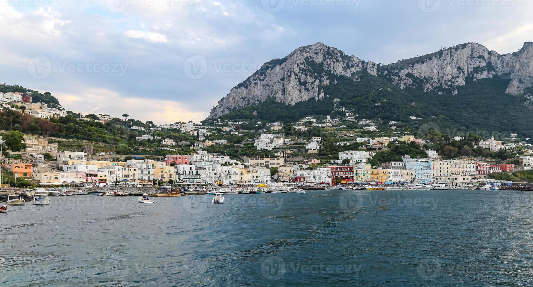 vue générale de l'île de capri à naples, italie photo
