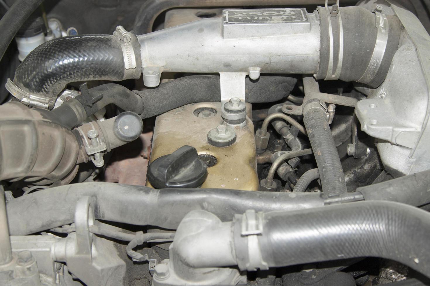 salle des machines de la vieille voiture - attendant d'être réparée pour être réutilisée par des techniciens qualifiés dans les centres de réparation automobile des provinces de thaïlande qui savent bien modifier et réparer. photo