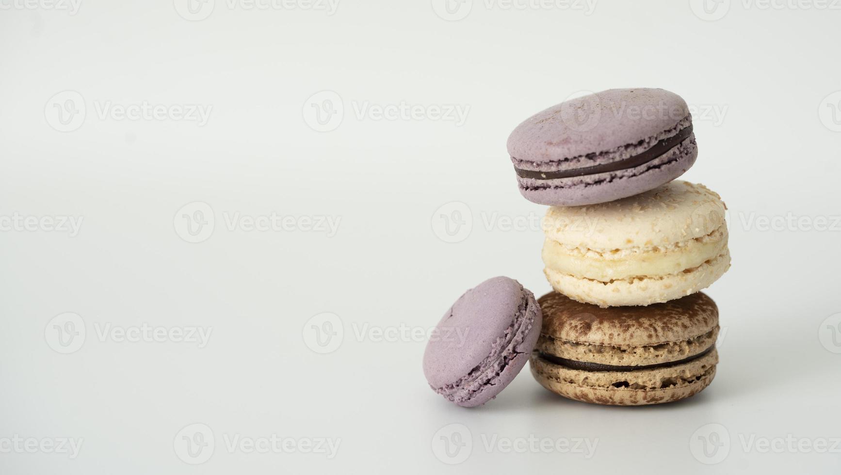 Macarons de dessert sucré français sur blanc. photo