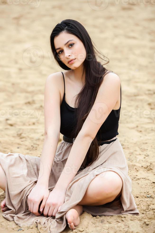 belle fille européenne blanche à la peau propre pose dans la rue de la ville photo