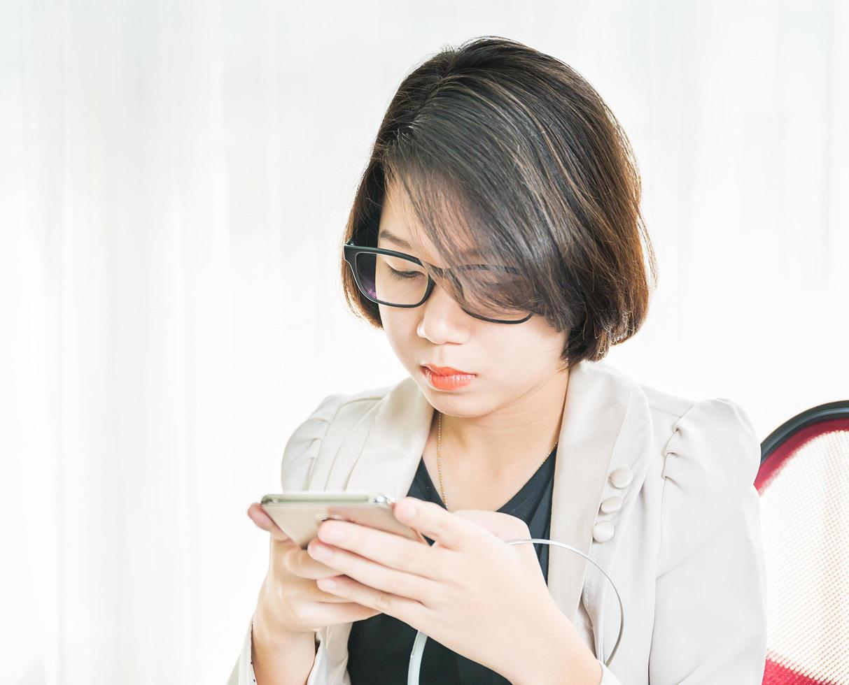 adolescente travaillant au bureau à domicile photo