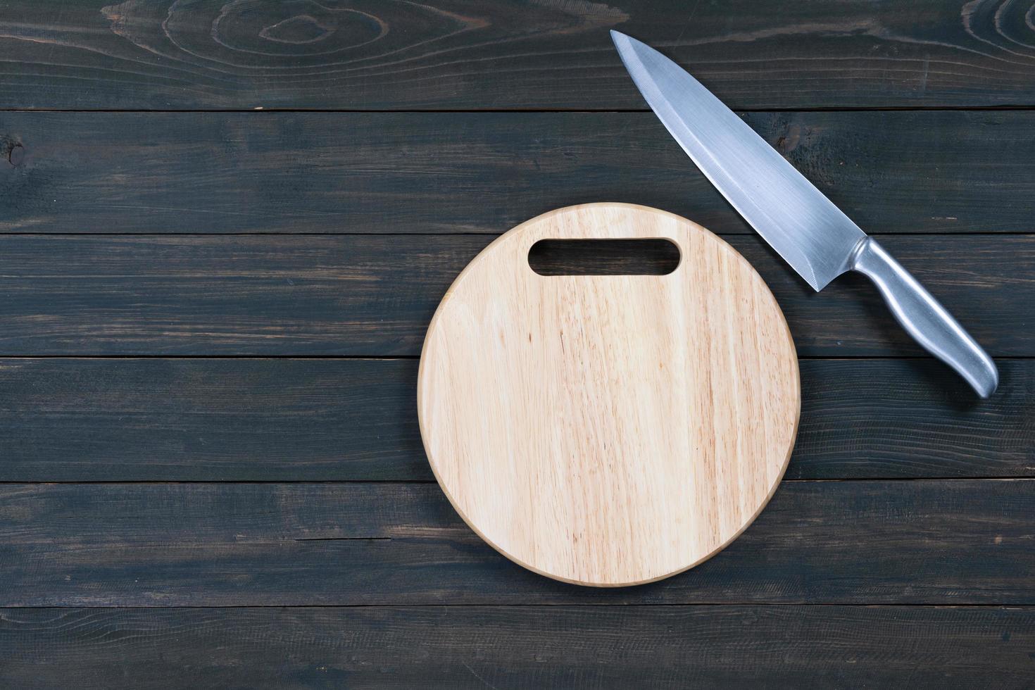 couteau de cuisine et planche à découper vide ronde en bois photo