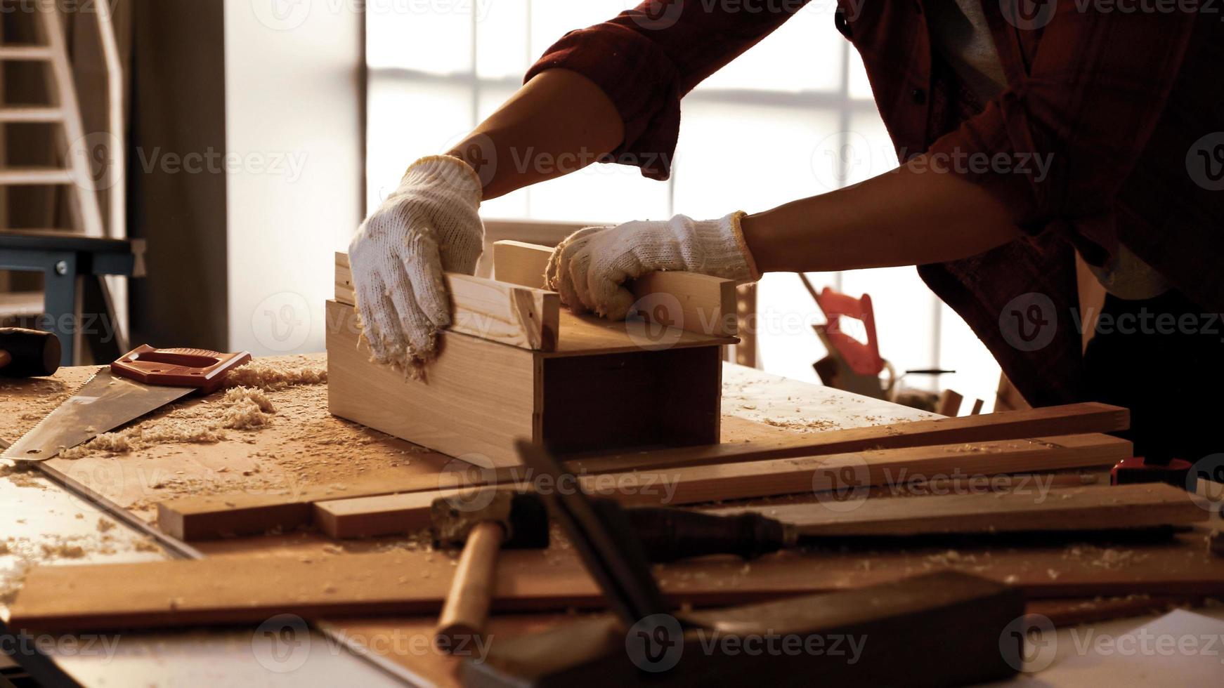 charpentier assemblant des morceaux de planches ensemble sur le chantier. photo