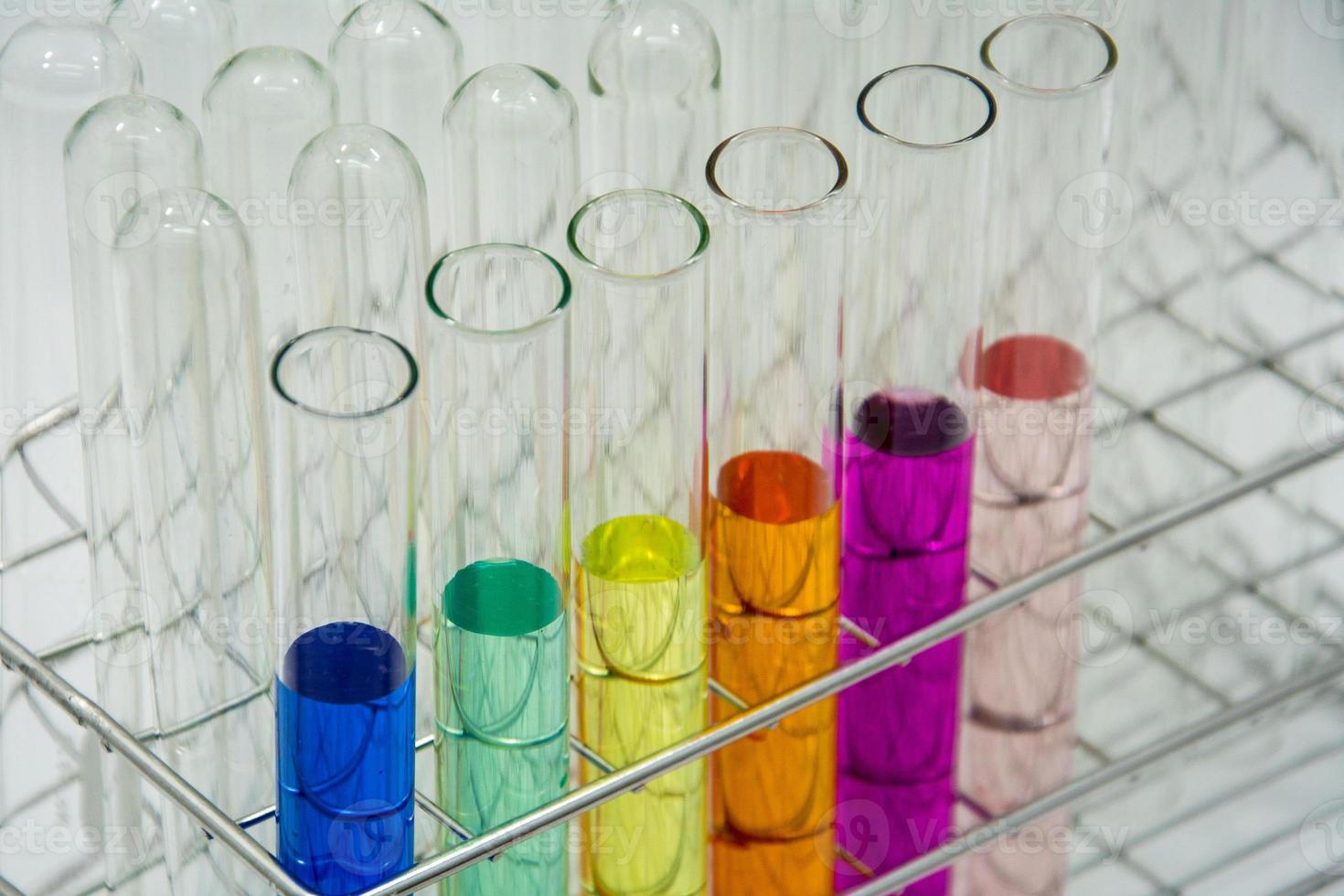 tubes à essai chimiques avec des solutions colorées photo
