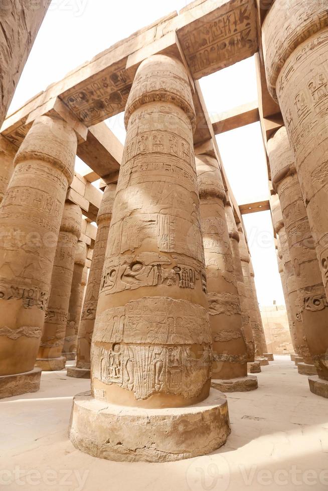 Colonnes dans la salle hypostyle du temple de Karnak, Louxor, Egypte photo