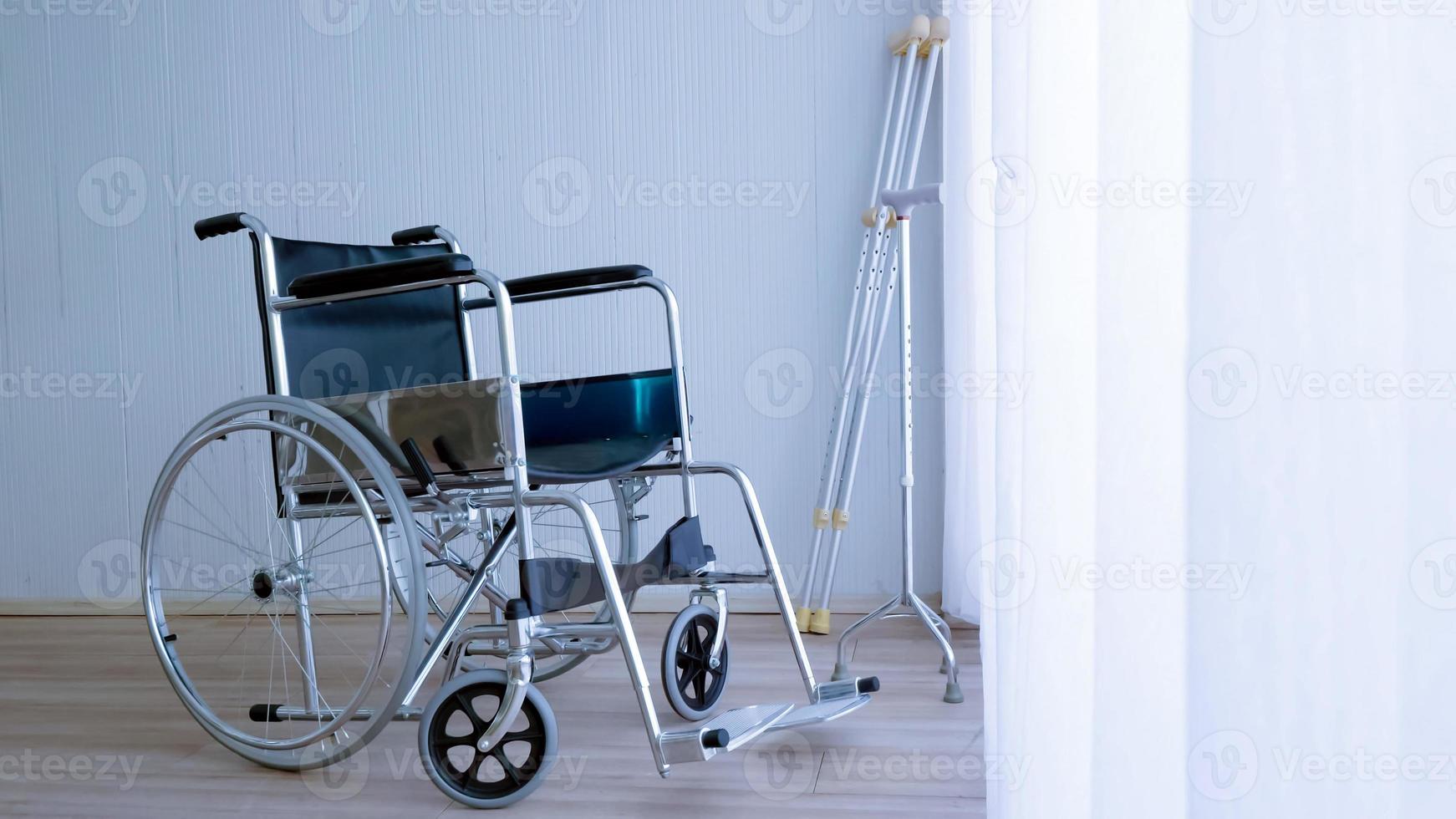 fauteuil roulant moderne vide et bâton de marche ou cannes dans la chambre d'hôpital. photo