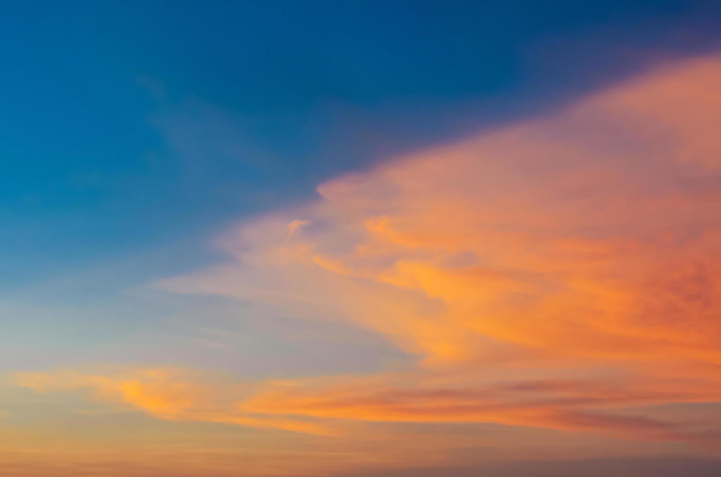 bleu crépuscule coloré et ciel orange. photo