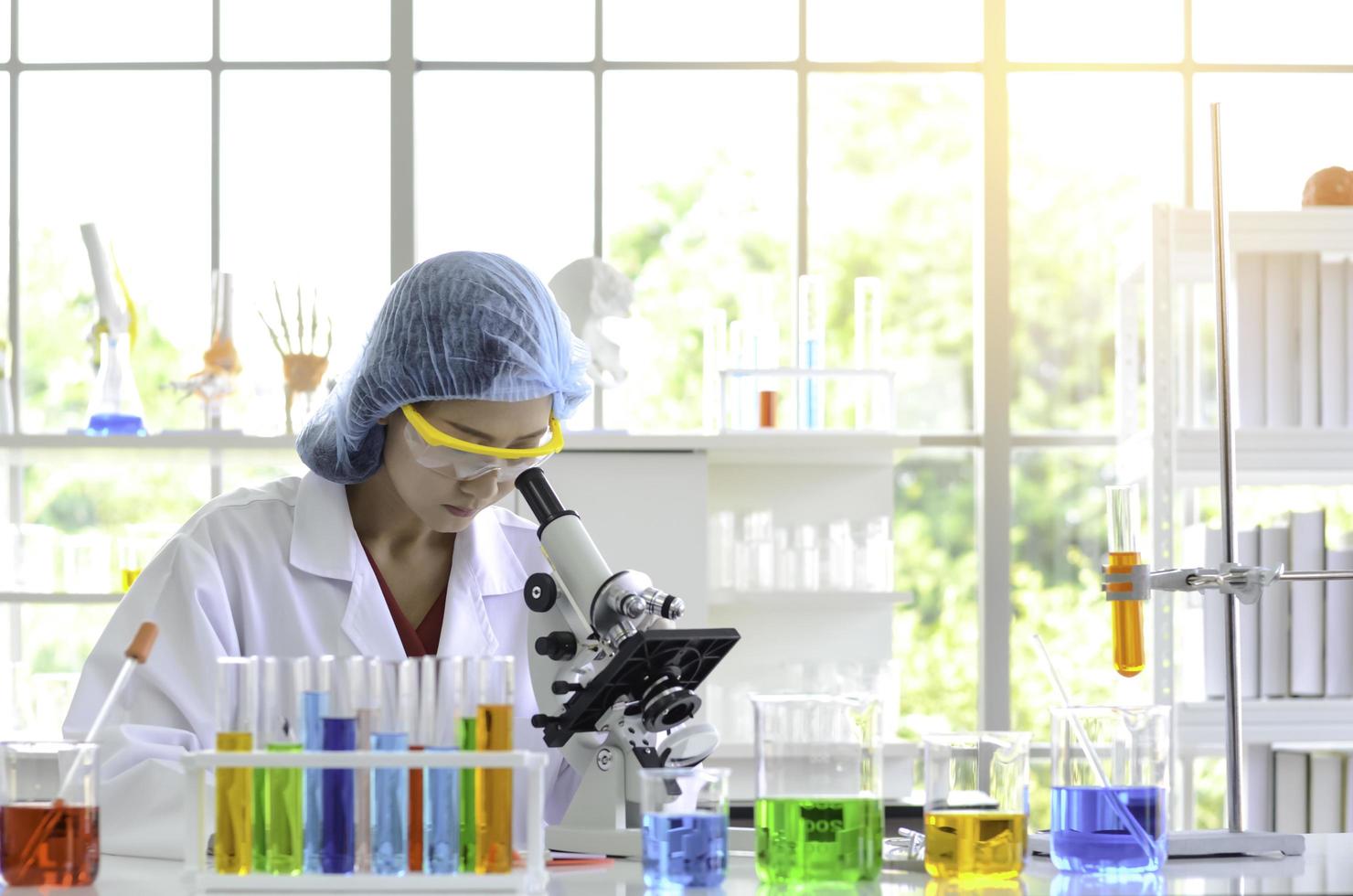 femme scientifique faisant des expériences. photo