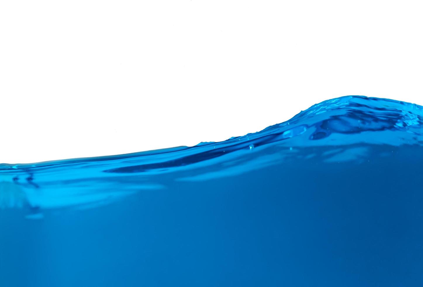 surface des éclaboussures d'eau bleue isolées sur fond blanc. photo