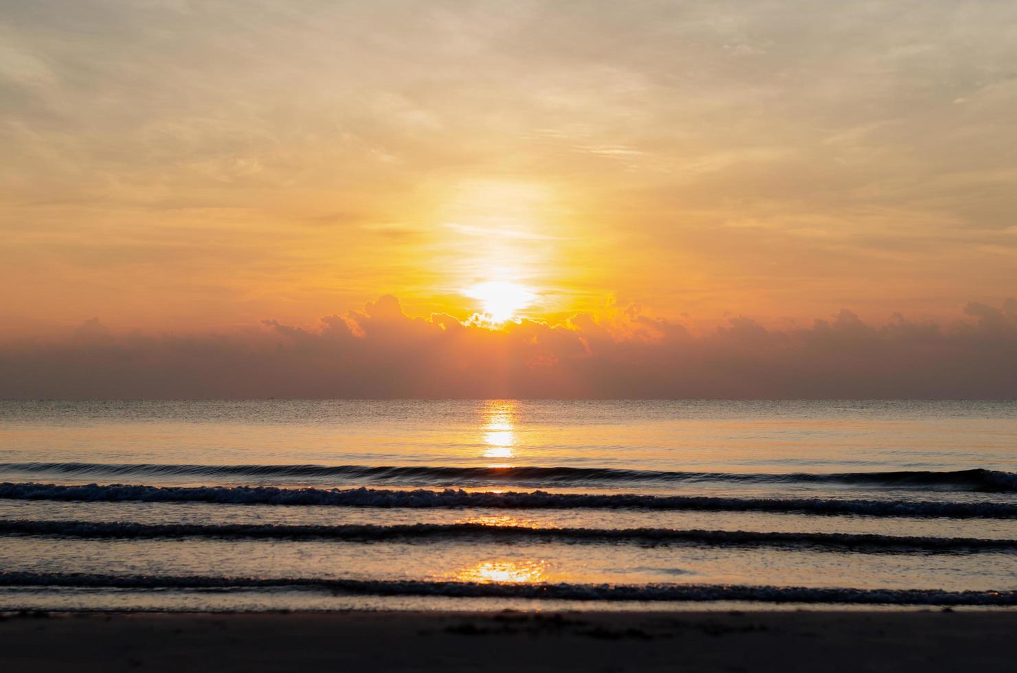 lever du soleil le matin avec des nuages à l'horizon de la ligne du ciel et réflexion du soleil. photo