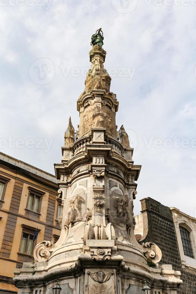 flèche de la vierge immaculée à naples, italie photo