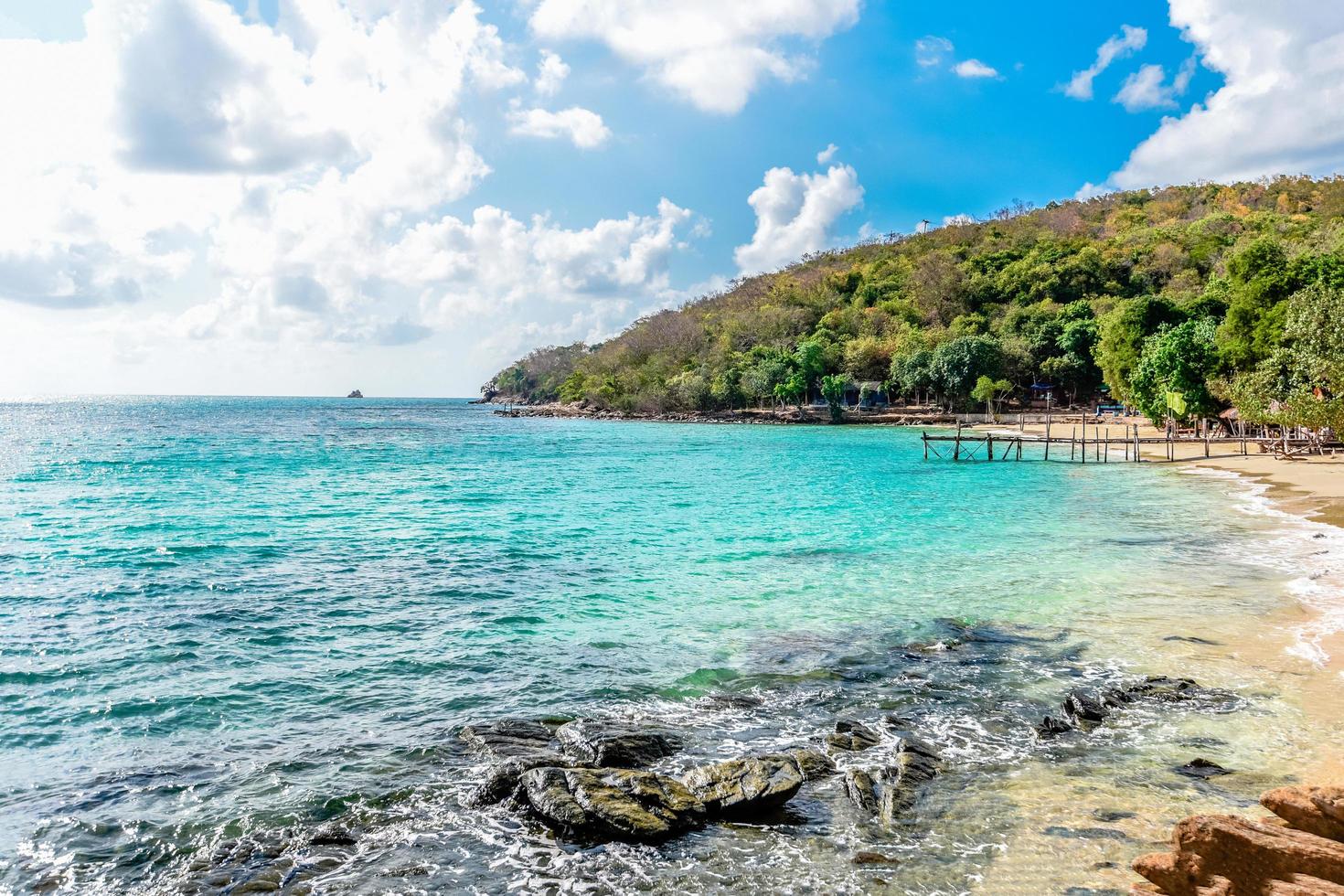 vagues de la mer sur la plage de sable eau et côte paysage marin côte rocheuse - vue sur le magnifique paysage tropical plage mer île avec ciel bleu océan et fond de villégiature en thaïlande vacances à la plage d'été photo