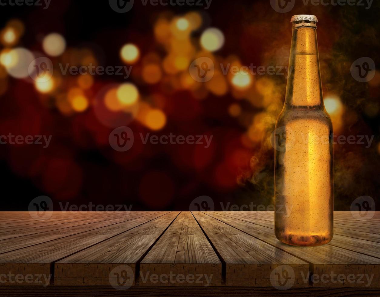 bouteille de bière avec des gouttes d'eau sur une table en bois brillant fond bokeh. concept pour choisir le meilleur design photo